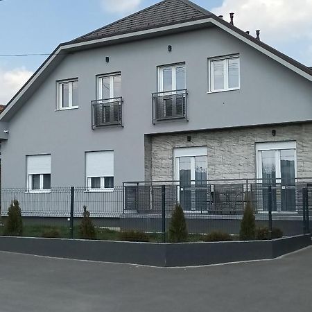 Aaapartmani Indjija Ingyia Kültér fotó